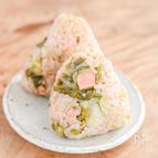 加熱は炊飯器にお任せ！キャベツと塩鮭の炊き込みおにぎり