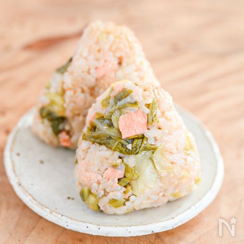 加熱は炊飯器にお任せ！キャベツと塩鮭の炊き込みおにぎり