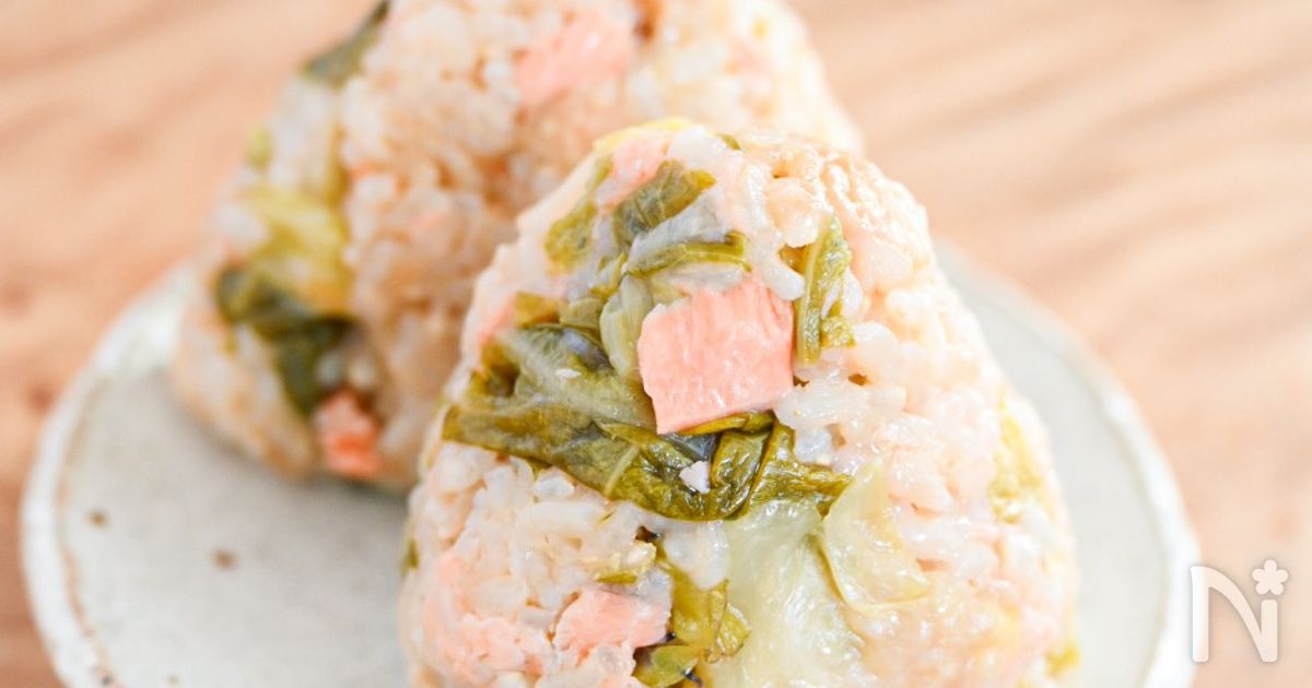 加熱は炊飯器にお任せ！キャベツと塩鮭の炊き込みおにぎり