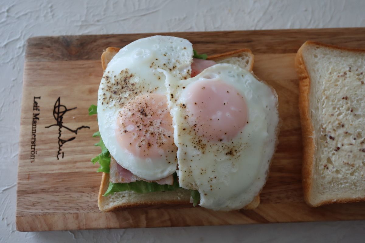 カマンベールがとろり ダブル目玉焼きサンド レシピサイトnadia