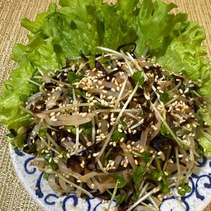 楽ラク手抜キッチン🐶🐾の作ってみた!投稿(5分で完成！もやしと貝割れと塩昆布のおかかサラダ)