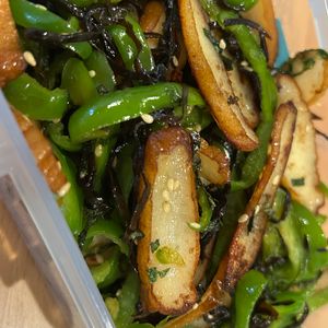 なつの作ってみた!投稿(ヘルシー和食のお惣菜🥗ピーマンとさつま揚げの塩昆布和え🤤)
