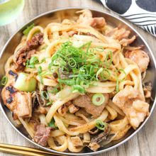 特製味噌だれで作るホルモン焼うどん（岡山名物）／節約レシピ