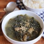 韓ドラ好きに♪白だしで韓国風わかめスープ
