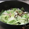 【冷凍作り置き】キャベツとしめじのカニかま塩炒めの工程1