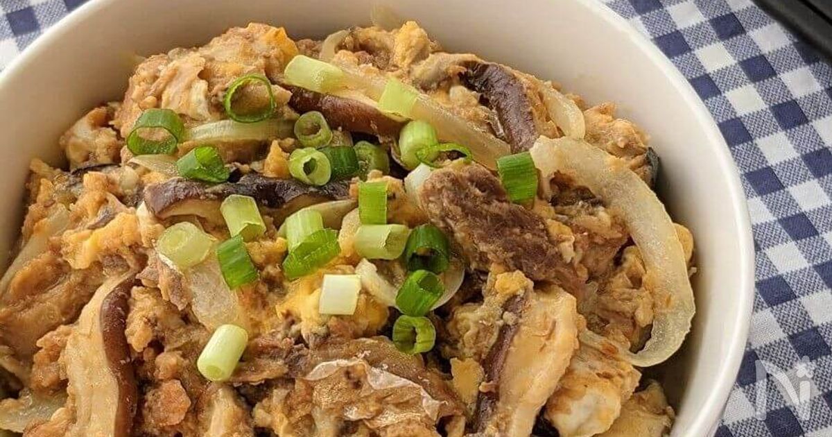 電子レンジで簡単！しいたけと鯖味噌煮缶詰の卵とじ丼