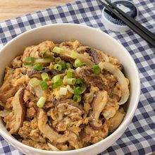 電子レンジで簡単!しいたけと鯖味噌煮缶詰の卵とじ丼