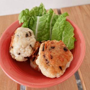 あーちゃん·͜· ♡の作ってみた!投稿(混ぜて焼くだけ『鶏とはんぺんのふわふわ♡塩昆布チーズつくね』)