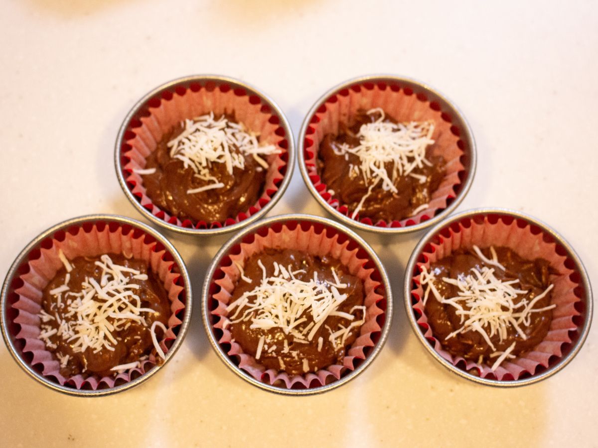 簡単おやつ】フライパンで簡単！ココナッツチョコ蒸しパン | レシピ