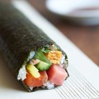 具材たっぷり、恵方巻き(海鮮太巻き)