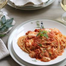 ツナとモッツアレラのトマトソースパスタ。