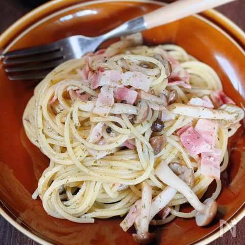 手軽でおいしい♡【ベーコンとキノコのコンソメにんにくパスタ】