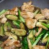 『鶏肉となすと小松菜のオイスターソース炒め』ワンパン10分！の工程4