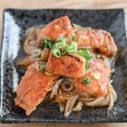白いごはんと相性抜群！新玉ねぎと塩鮭のポン酢炒め