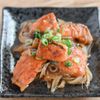 白いごはんと相性抜群!新玉ねぎと塩鮭のポン酢炒め