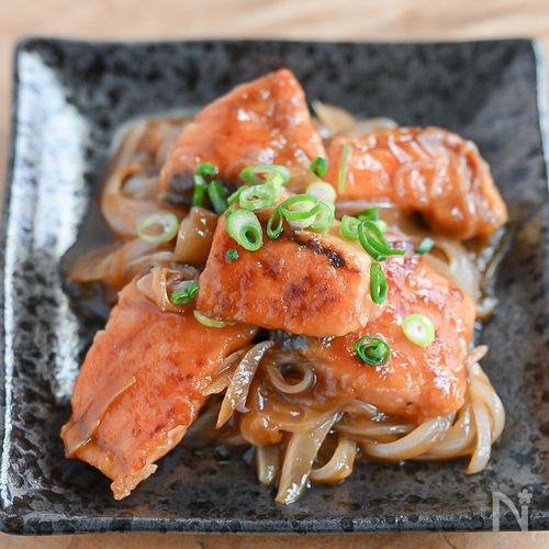 白いごはんと相性抜群!新玉ねぎと塩鮭のポン酢炒め