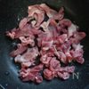 ワンパン10分♪豚こまとニラの旨塩炒めの工程1