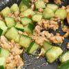 【きゅうりと豚ひき肉の甘辛みそ丼】10分もあれば完成!の工程3