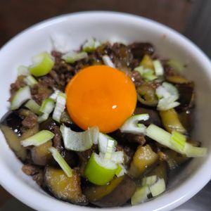 もっくまの作ってみた!投稿(【なすとひき肉の甘辛丼】ご飯との相性抜群のやみつき丼♡)