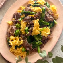ワンパンでできちゃう!牛肉と菜の花とふわたまの中華風醤油炒め