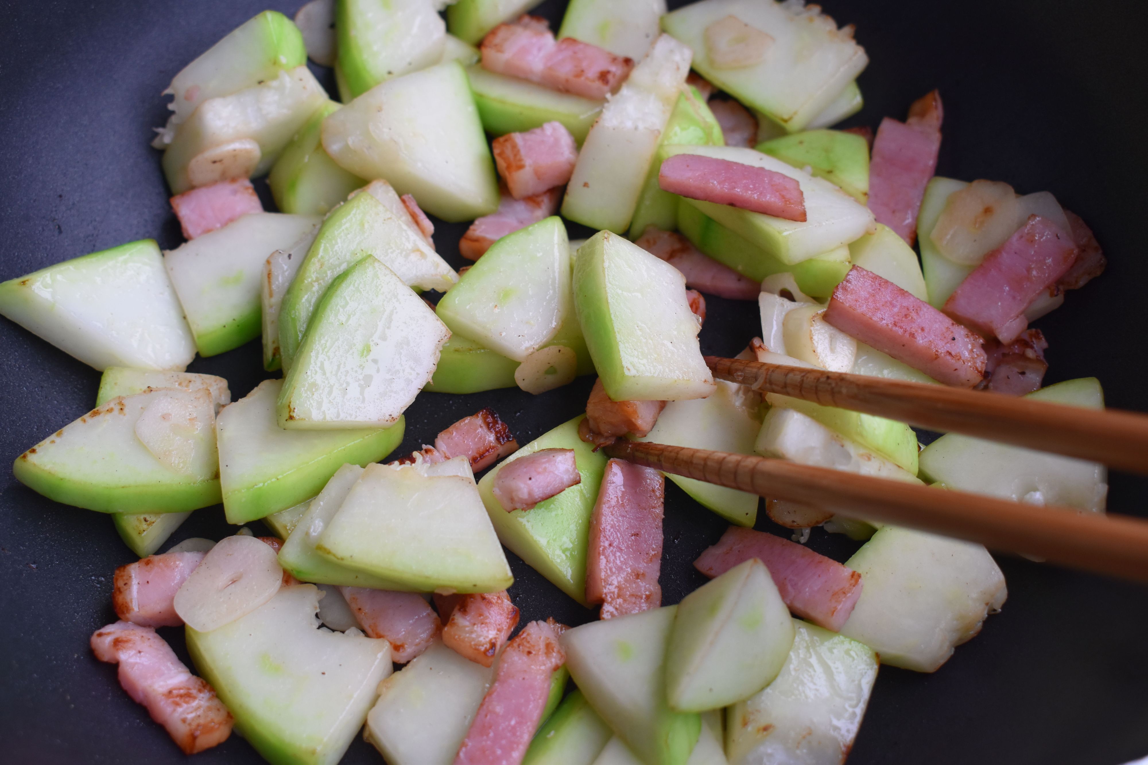 青パパイヤとベーコンの卵炒め レシピサイト Nadia ナディア プロの料理家のおいしいレシピ