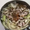 全部入れてほったらかし！おかずになる【キャベツ豚汁】の工程1
