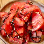 5分で完成！【トマトの胡麻塩昆布サラダ】材料4つ混ぜるだけ♩