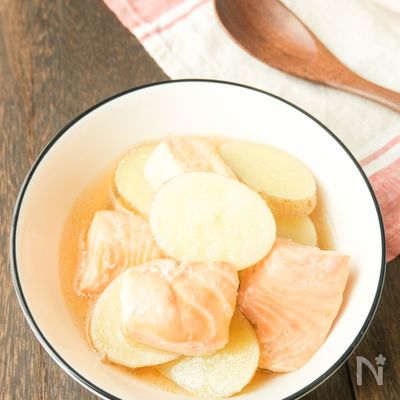 鮭と新じゃがのコンソメ煮