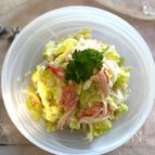 抱えて食べたい！春キャベツと新玉＆カニカマの塩麹サラダ