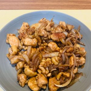 金の作ってみた!投稿(鶏もも肉と新玉ねぎのしょうが照り焼き)