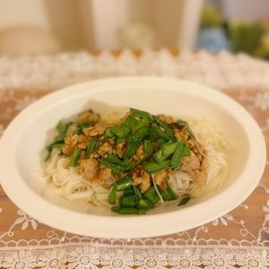 タツノオトシゴの作ってみた!投稿(にらとねぎがたっぷり!そうめんで作るピリ辛肉味噌のあえ麺)
