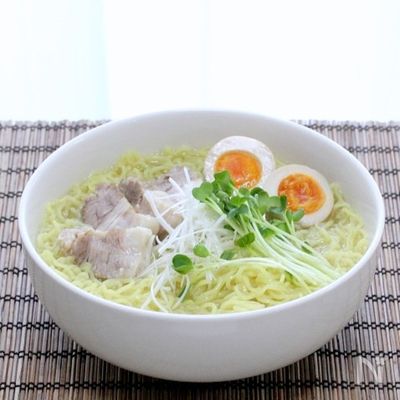 鶏ガラで作る透きとおるスープ「本格塩ラーメン」