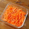 【人参だけでおつまみサラダ】味見が止まらないやみつき味の工程1