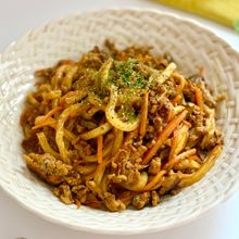 カレー香る♡豚ひき肉としめじの焼きうどん【簡単15分】
