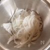 抱えて食べたい!【トマトと新玉ねぎとささみのサラダ】の下準備