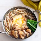 鶏肉ともやしのピリ辛チーズ鍋。ごま油＆ラー油が食欲をそそる！