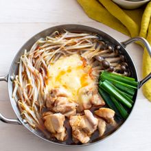 鶏肉ともやしのピリ辛チーズ鍋。ごま油＆ラー油が食欲をそそる！
