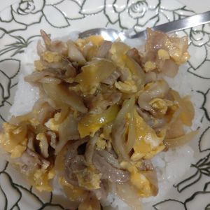 けこすの作ってみた!投稿(中華風＊豚バラと玉ねぎの卵とじ丼)