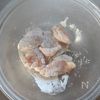 簡単節約☆鶏むね肉のマヨチーズピカタ。の工程2