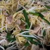 【もやしでカサまし♪】豚バラ肉とニラの塩焼きそばの工程2