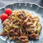 ご飯泥棒！豚こま肉のさっぱりスタミナ炒め！焼肉のタレとアレで