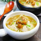 とろんとなめこが主役♡ふわふわ鶏ひき肉だんごのスープ