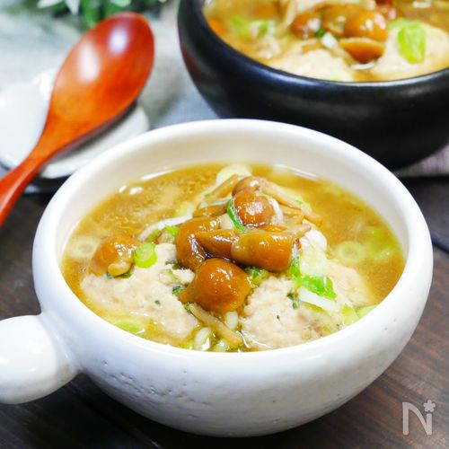 とろんとなめこが主役♡ふわふわ鶏ひき肉だんごのスープ