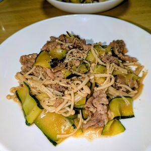 joe sanの作ってみた!投稿(牛肉とひらひらズッキーニの甘辛炒め)