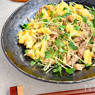 豚肉と卵とかいわれ炒め