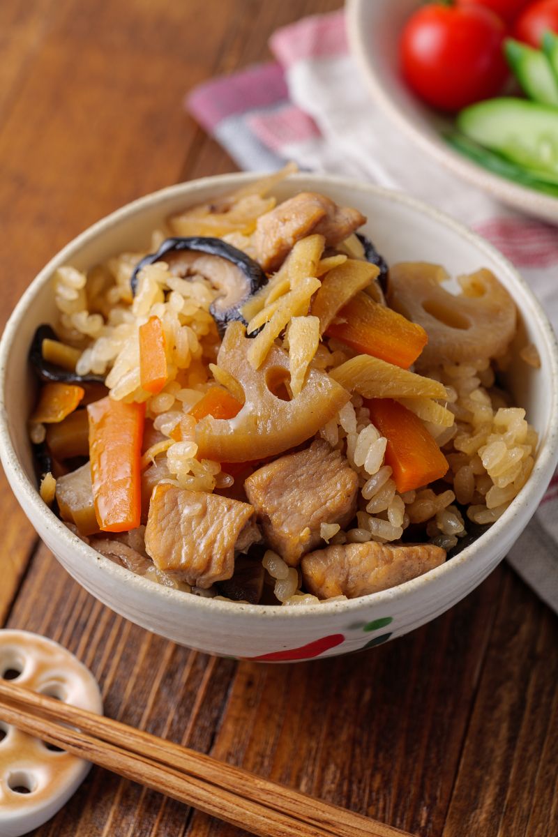 秋の旨味がぎゅっと詰まった！鶏肉と椎茸れんこんの炊き込みご飯