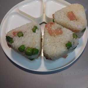 ぷりんの作ってみた!投稿(うまみたっぷり！アスパラベーコンのおにぎり)