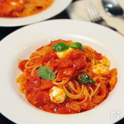 【モッツァレラとバジルのトマトソースパスタ】とろ〜りチーズ♡