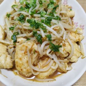 おともこの作ってみた!投稿(【鶏むね肉ともやしの焼肉炒め】ご飯が進みまくる最強節約飯！)
