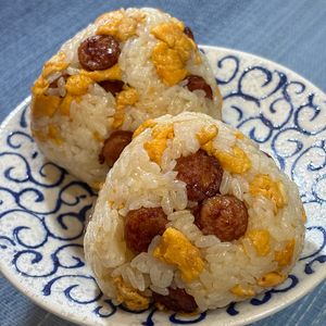 楽ラク手抜キッチン🐶🐾の作ってみた!投稿(おにぎりでタンパク質を摂ろう！卵とソーセージのおにぎり)